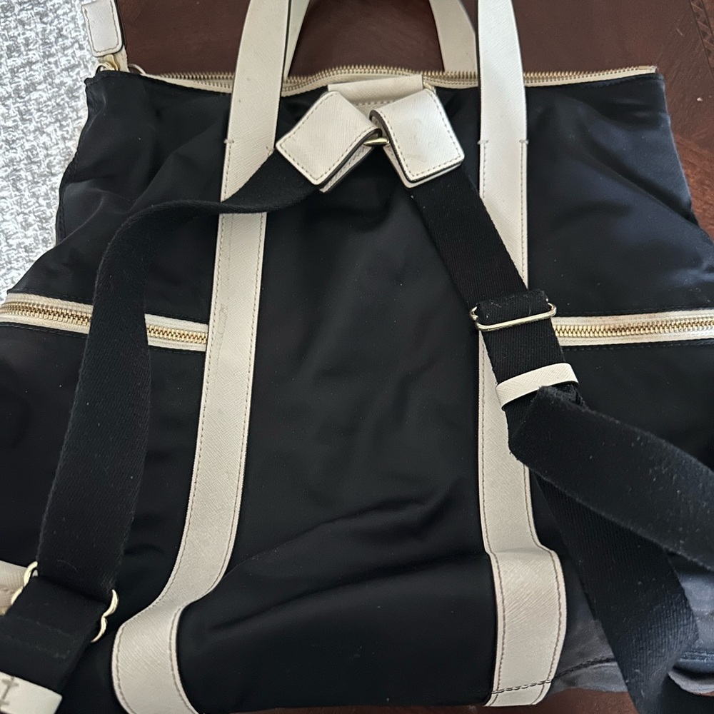 Gorgeous HTF Henri Bendel Black & Ivory 3 Way JETSETTER Crossbody Backpack Mint! - Picture 14 of 16